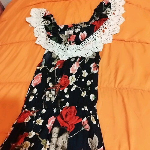 Floral dress new medium with white lace collar