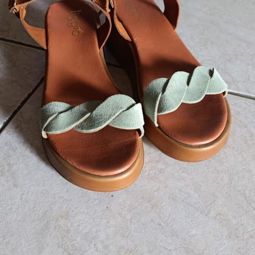 Ligglo Flatforms like new, tan and mint suede, adjustable ankle strap