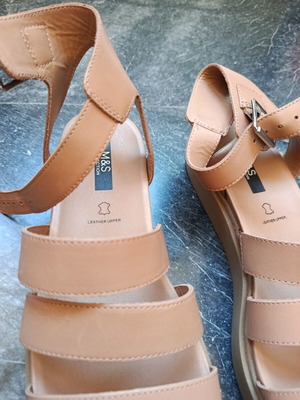 Γυναικεία δερμάτινα πέδιλα Marks & Spencer καινούργια, μέγεθος 41