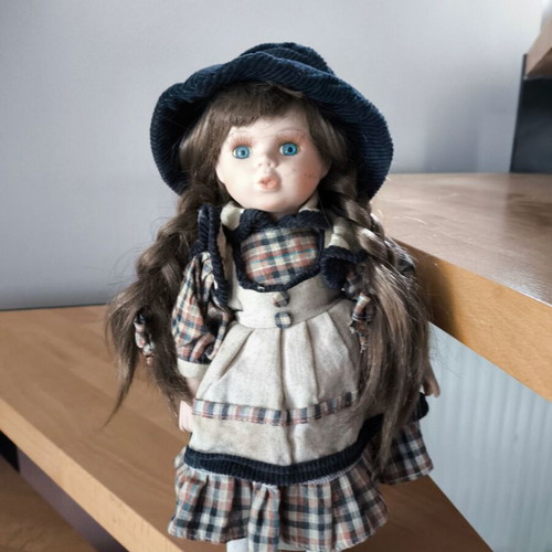Porcelain dolls like new, pack of 3 with basket gift