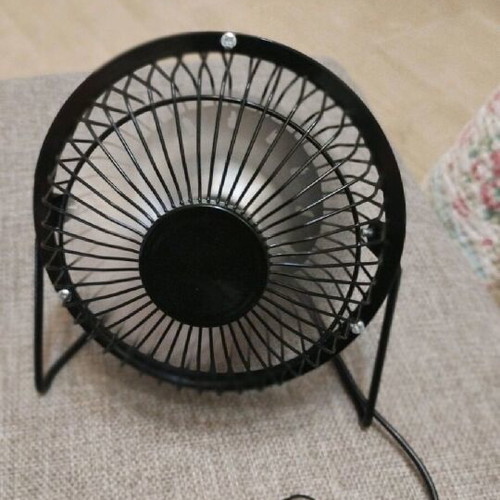 Metal black fan with USB like new