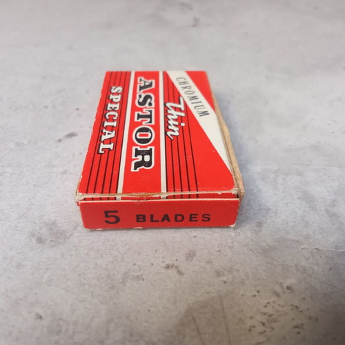 Package of vintage Thin Astro Special collectible razors new, 1980s