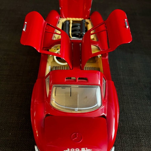 Car 1:18 Mercedes 300SL Red Maisto like new