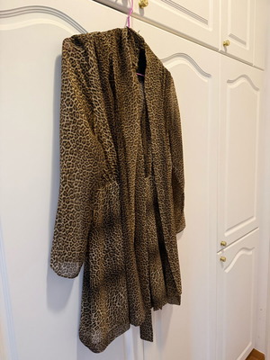 Zara Leopard Mini Dress like new with belt and front tie size M