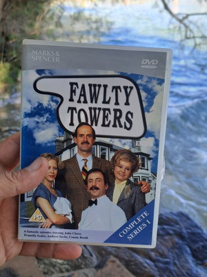 Fawlty Towers ολοκληρωμένη σειρά DVD, κοινωνικό είδος