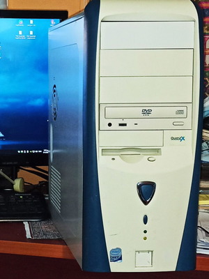Vintage midi-tower κουτί υπολογιστή με DVD-ROM και μονάδα δισκέτας 3,5 ιντσών