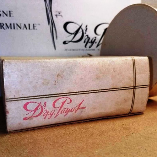 Vintage Nimbe De Beaute powder box like new, collectible