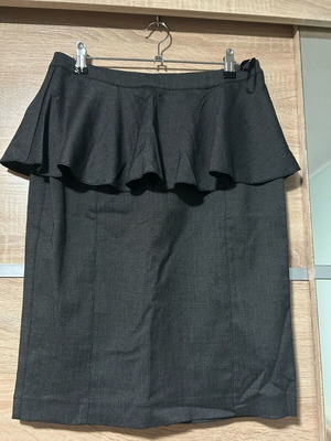 Skirt like new with ruffles and back zipper, white and gray, size M