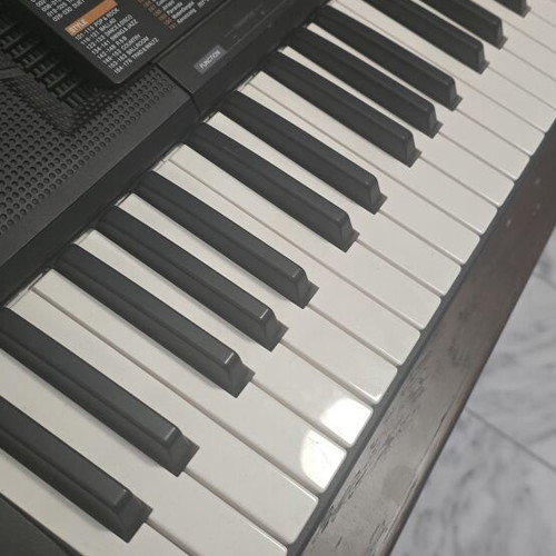 Yamaha PSR F51 keyboard like new