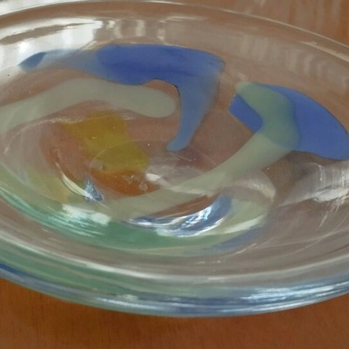 Decorative bowl with color in like new condition