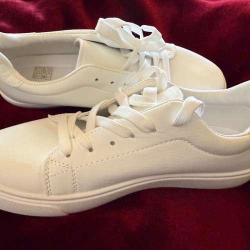 White women's athletic shoes new no name size 39
