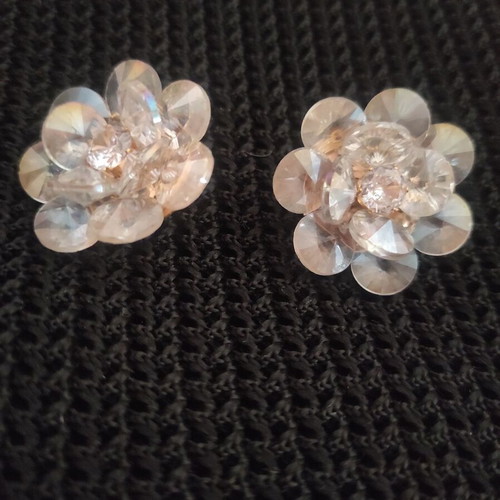 Crystal earrings daisies new with gold-colored clasp