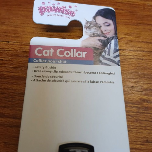Cat collar with fish design new in packaging