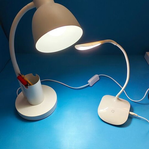 Table lamp set like new, white with flexible necks and pen holder