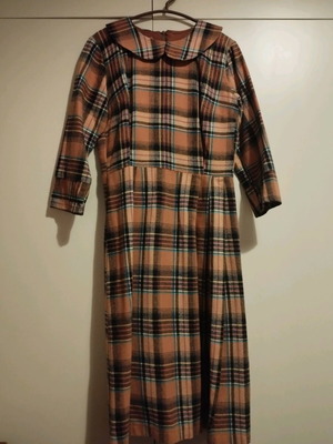 Plaid dress like new, medium size, with pleats and unique collar