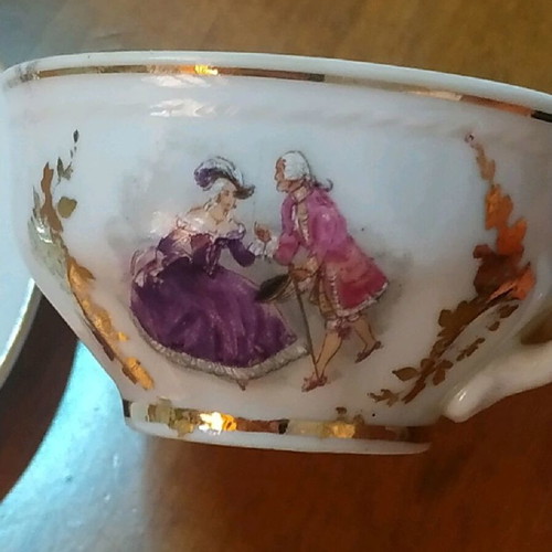 Kutani porcelain cups like new with gold details and lithograph design