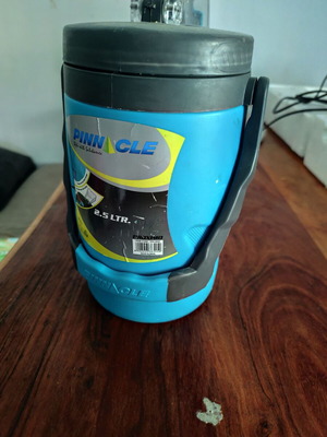 Pinnacle 2.5 liter water thermos used