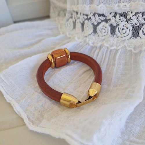 Handmade bracelet with leather and gold metal details
