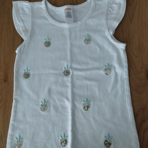 Sleeveless t-shirt for 6-year-old girl like new, with pineapples