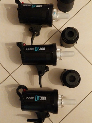 Σετ studio flash Godox DE300 σαν καινούργιο με 3 φλας, βάσεις, ομπρέλες και triggers Nikon