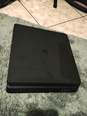 PlayStation 4 Slim like new with 500GB and VR