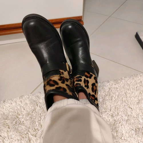 Leather short boots tiger print like new, size 39, black and brown