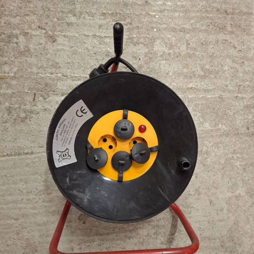 Extension reel like new with multiple sockets and sturdy metal base