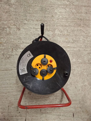 Extension reel like new with multiple sockets and sturdy metal base