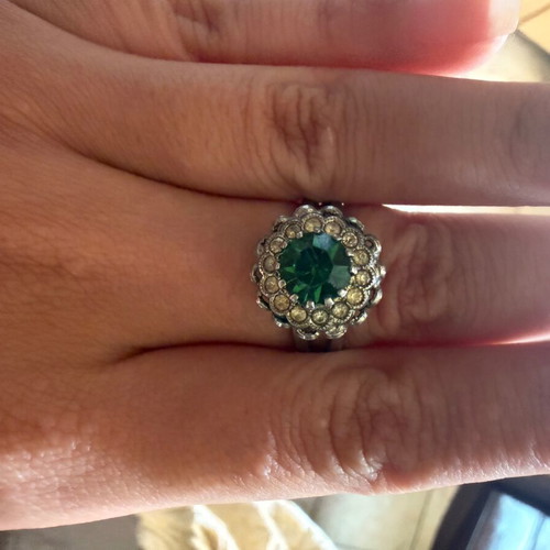 Faux Bijoux ornate ring with green impressive stone like new