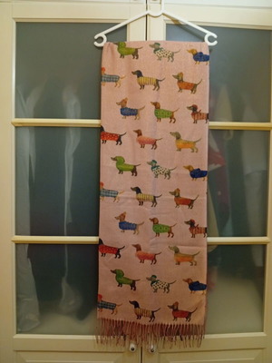 Pashmina scarf pink with gold details and dog pattern new