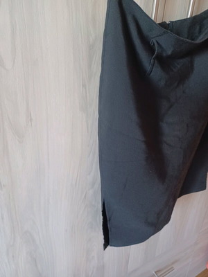 Elastic skirt like new, black, one size with two side slits