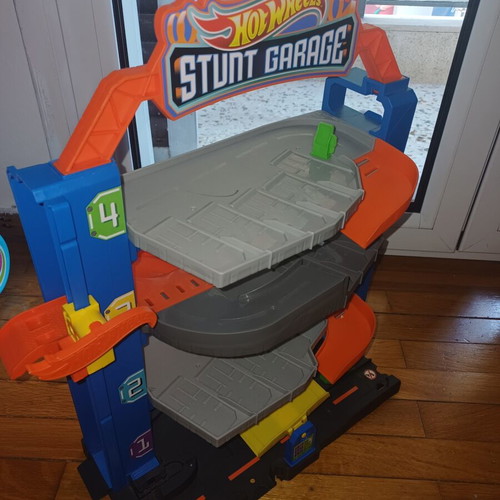 Hot Wheels Stunt Garage play set new for ages 3+