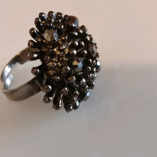 Ring with beautiful design like new
