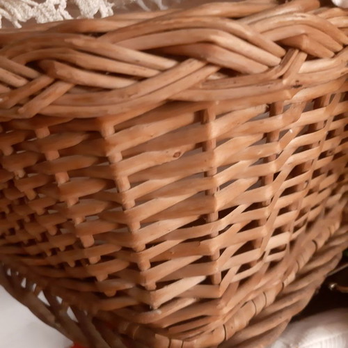 Handmade bambou wicker baskets with apron and lace, new