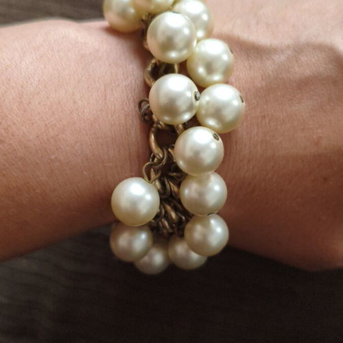 Bracelet with faux pearls used, romantic and modern design