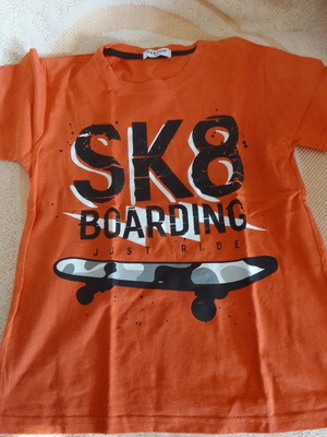 T-shirt orange for boy 10Y like new with skateboard print