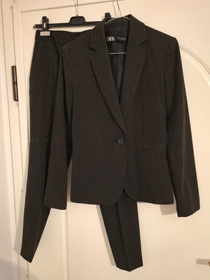 Zara suit size 34 black with fine polka dots like new