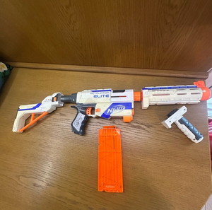 5 όπλα ένα γιλέκο και σφαίρες NERF