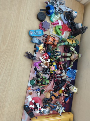 Lot of assorted figures