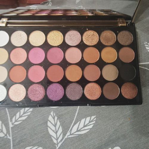 Makeup Revolution Eyeshadow Palette Flawless 4 Like New