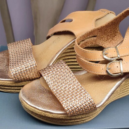 Leather sandals in gold color worn once, size 39