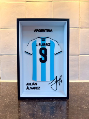 Julián Álvarez #9 Argentina FC logo collectible like new