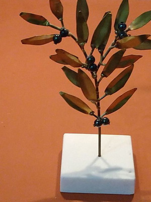 Χειροποίητο διακοσμητικό κλάδου ελιάς με μπρούντζινα φύλλα σε μαρμάρινη βάση