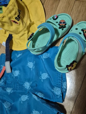 Καλοκαιρινό σετ για αγόρι 2 ετών με σανδάλια Crocs μέγεθος C8, μαγιό και κίτρινο καπέλο