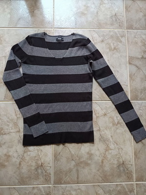 Colloseum women's pullover like new, black and gray, size M