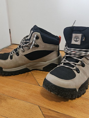 Timberland χειμερινά ορειβατικά μποτάκια σε μπεζ και μαύρο, μέγεθος 45.5 EU, worn once or twice