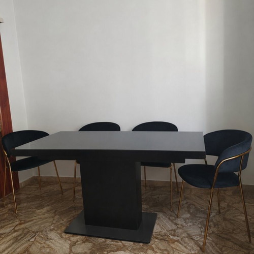Dining table with 4 chairs like new, extendable