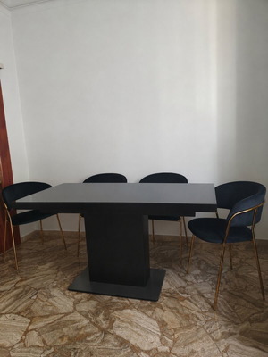 Dining table with 4 chairs like new, extendable