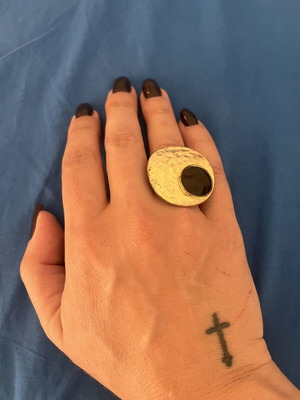 Ring adjustable size, like new, black and gold