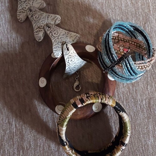 Bracelets like new, pack of 4 in various designs